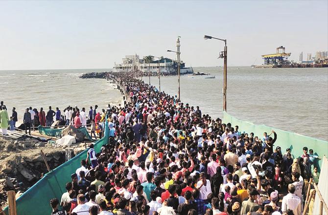 On the second day of Eid, lakhs of devotees reached Haji Ali Dargah.